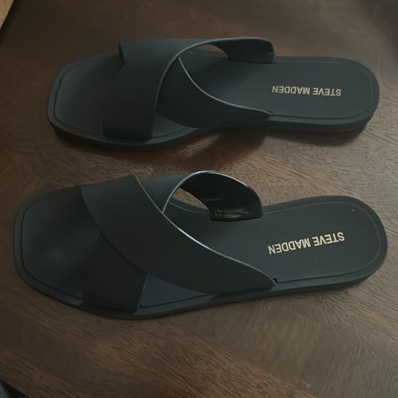 NEW Steve Madden Black Sandals - Picture 2 of 4